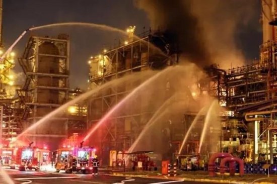 台湾中油炼油厂发生火灾