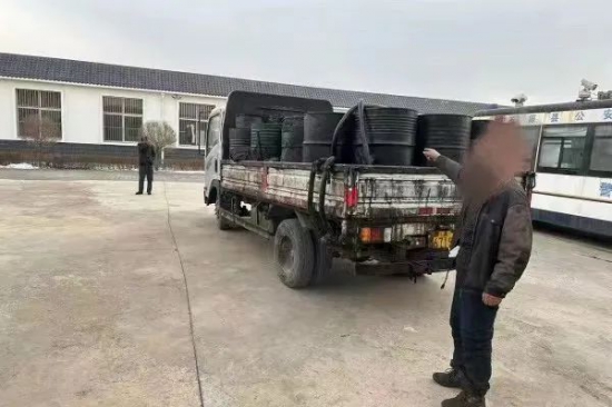 内蒙古五原警方查处一起非法买卖运输废机油案